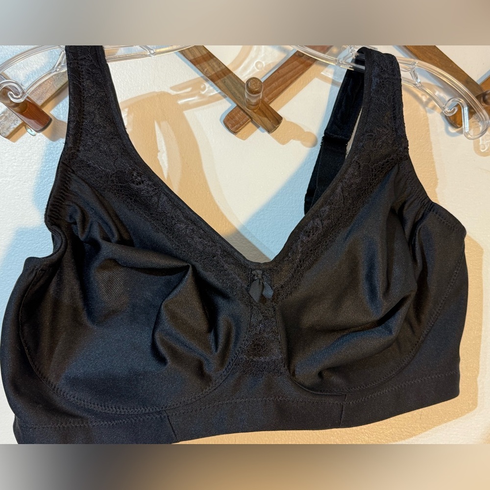 Glamorise Lace Bras - lot of 3 size 40D no underwire 2 black lace and 1 tan bra - Picture 6 of 8